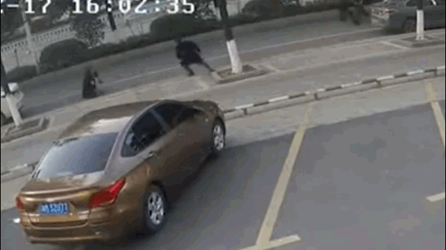 Video: Cướp ví ngay trước mặt cảnh sát, người đàn ông nhận kết cục bẽ bàng