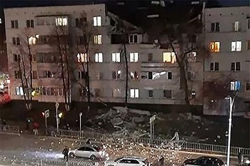 Nổ lớn phá hủy một phần tòa nhà 5 tầng ở Nga, nhiều người mắc kẹt dưới đống đổ nát