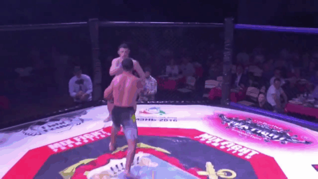 Video: Võ sĩ MMA tung cú đấm khiến đối thủ bất tỉnh chỉ sau 3 giây