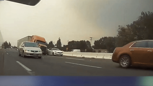 Camera giao thông: Ô tô bất ngờ va chạm kinh hoàng với xe tải trên cao tốc