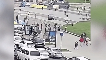 Camera giao thông: Tài xế ôtô say rượu tông bay người đi bộ, húc văng ô tô trên đường