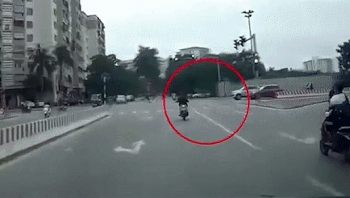 Camera giao thông: Nữ tài xế vượt đèn đỏ bị ô tô tông bất tỉnh giữa ngã tư