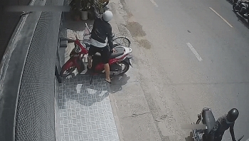 Video: Đôi nam nữ đi xe máy trộm lồng chim treo cao trước cửa nhà dân