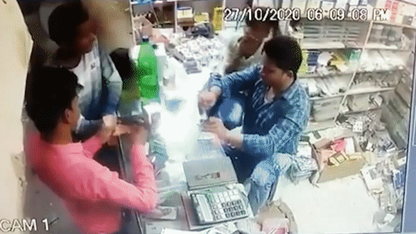 Video: Smartphone đột ngột phát nổ tại cửa hàng, cả chủ lẫn khách hoảng loạn tháo chạy
