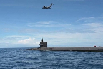 Cận cảnh “ngựa thồ” C-17 tiếp vận cho tàu ngầm hạt nhân ở ngoài khơi