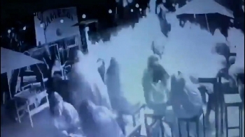 Video: Vụ nổ làm rung chuyển quán bar, khách hoảng loạn tháo chạy