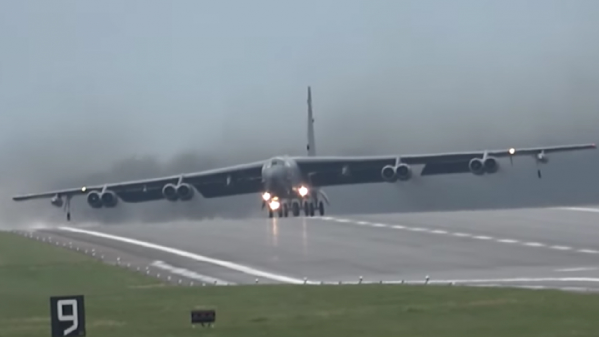 Video: 'Pháo đài bay' B-52 của Không quân Mỹ chao đảo vì gió mạnh