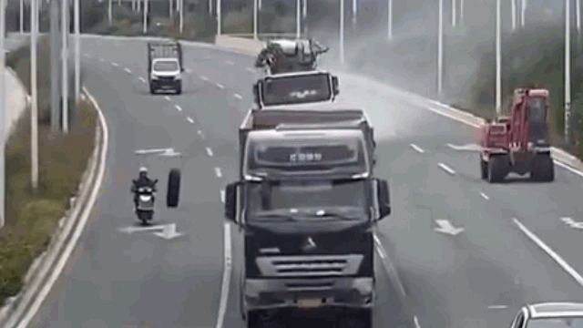 Camera giao thông: Xe tải đang chạy bon bon bất ngờ văng bánh giữa đường, đập trúng người đàn ông đi xe máy