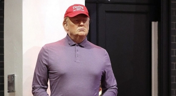 Tượng sáp của ông Trump bất ngờ được thay trang phục đúng ngày thất cử trước đối thủ Biden