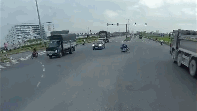 Camera giao thông: Vượt đèn đỏ, người đàn ông lái xe máy bị ô tô tải tông văng xuống đường