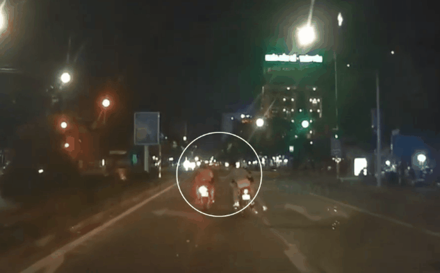 Video: Người phụ nữ bị giật túi xách, ngã văng xuống đường