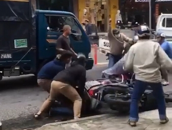 Video: Cảnh sát Đà Nẵng nổ súng trấn áp 2 đối tượng trộm xe máy trên đường phố