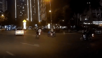 Camera giao thông: Xe máy phóng nhanh đâm vào xe đạp điện, cả hai cùng văng xuống đường