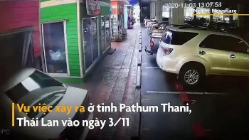 Camera giao thông: Tài xế đạp nhầm chân ga, ôtô lao vọt vào cửa hàng