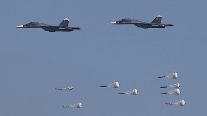 Video: Không quân Nga trút mưa bom phá nát trại huấn luyện của khủng bố tại Syria