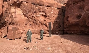 Phi công phát hiện vật thể kim loại bí ẩn nằm giữa vùng hẻo lánh sa mạc