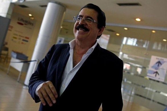 Bị tạm giữ vì mang 18.000 USD trong hành lý, cựu tổng thống Honduras than phiền 