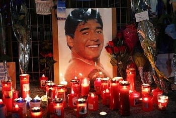 Không chỉ bị cảnh sát khám nhà, 3 nhân viên tang lễ xúc phạm thi hài Maradona còn bị dọa giết