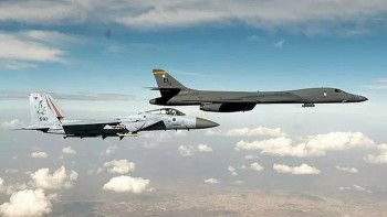 'Đại bàng bất bại' F-15C Israel hộ tống 'pháo đài bay' Hoa Kỳ để thị uy Iran