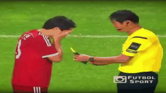 Video: Trọng tài cho cầu thủ nhắm mắt, tự chọn thẻ phạt trên sân