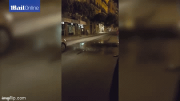 Video: Mưa xối xả nhưng chỉ rơi trúng vào một chiếc ô tô