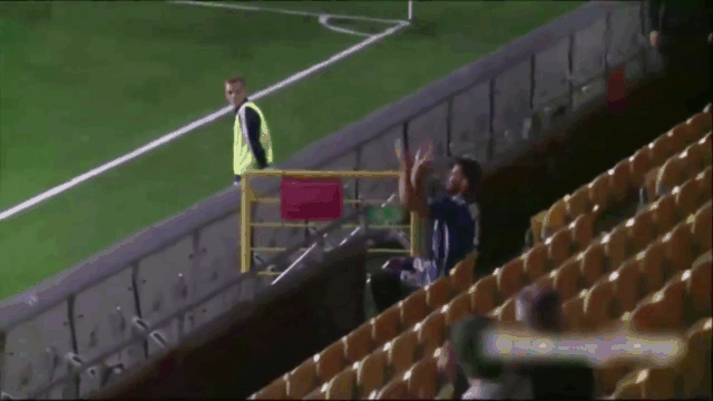 Video: Cầu thủ chạy lên khán đài vỗ tay ăn mừng và cái kết bẽ bàng