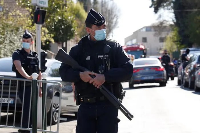 Tấn công bằng dao nhằm vào cảnh sát ở Pháp