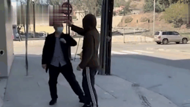 Video: Bị cướp cầm súng uy hiếp, người đàn ông bình tĩnh tung đòn hạ gục