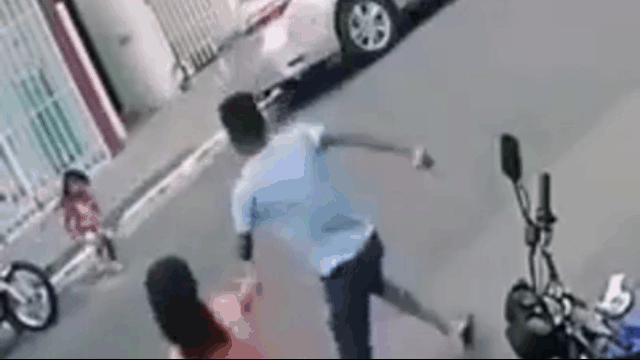 Video: Người đàn ông phản ứng xuất thần, kịp thời cứu mạng bé gái trước đầu ô tô