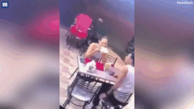 Video: Bạn trai bỏ chạy khi thấy cướp, cô gái có màn xử lý cao tay