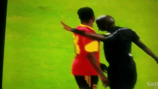 Video: Cầu thủ nằm lăn ra sân ăn vạ trọng tài