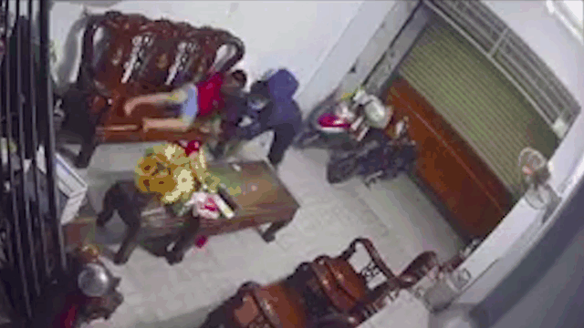 Video: Người đàn ông xông vào nhà, cướp iPad trên tay bé trai