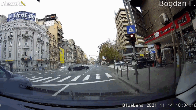 Camera giao thông: Chạy trốn cảnh sát, ô tô lao vào cột đèn tín hiệu