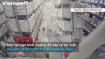 Video: Bị hàng ngàn chai vodka vùi lấp, nhân viên coi kho thoát chết thần kỳ
