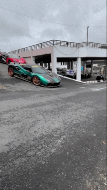 Camera giao thông: Ferrari 488 chật vật khi xuống dốc, cà gầm lạo xạo