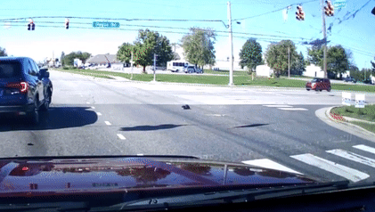 Camera giao thông: Vượt đèn đỏ, SUV bị húc bay lên mũi xe khác