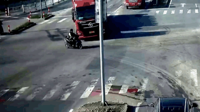 Camera giao thông: Vượt đèn đỏ, thanh niên thoát chết sau cú tông kinh hoàng