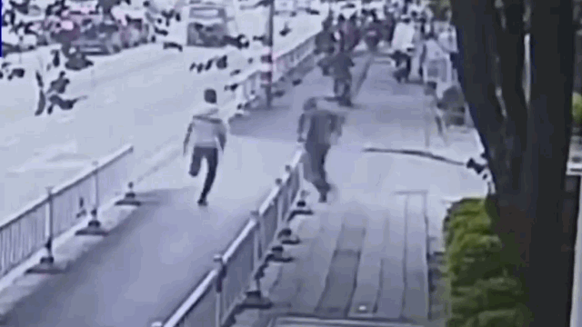 Video: Cụ ông tung "chiêu độc" tóm gọn tên cướp táo tợn ngay giữa phố