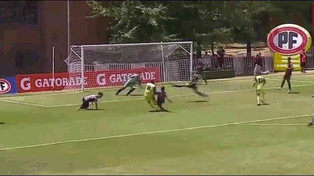 Video: Dù đã ra sân, cầu thủ vẫn lén lút chạy vào phá bóng cứu thua cho đội nhà