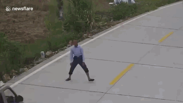 Video: Phản xạ cực nhanh, người đàn ông thoát chết ngoạn mục