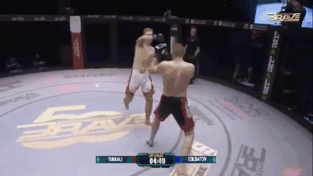 Video: Ra đòn "siêu dị", võ sĩ MMA hạ knock out đối thủ chóng vánh
