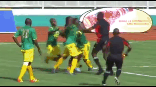 Video: Bực tức sau khi đồng đội phải nhận thẻ đỏ, cầu thủ lao tới đấm trọng tài ngay trên sân