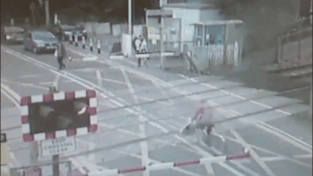Video: Băng qua đường ray phớt lờ cảnh báo, người phụ nữ suýt bị tàu hỏa đoạt mạng