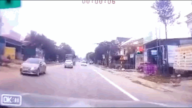 Camera giao thông: Chạy lấn làn rồi đâm vào đầu xe tải, ô tô con nát đầu sau cú va chạm kinh hoàng