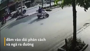 Camera giao thông: Đầu trần phóng xe tông vào dải phân cách, tài xế xe máy văng mạnh xuống đường tử vong