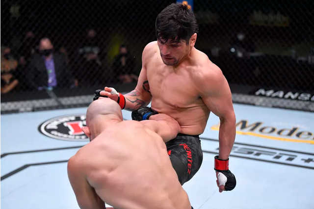 Video: Võ sĩ UFC thực hiện pha knock-out mãn nhãn', đối thủ ngã rạp xin hàng