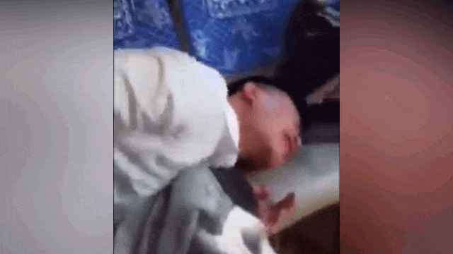 Video: Tiễn chị gái về nhà chồng, nam thanh niên lăn lộn khóc như mưa