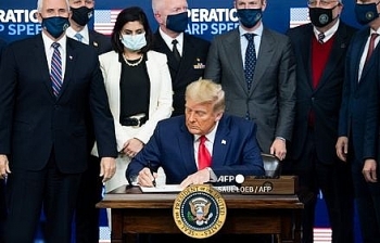 Cuối nhiệm kỳ, Tổng thống Donald Trump ký sắc lệnh đặc biệt về vaccine COVID-19