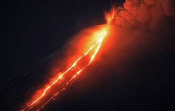 Núi lửa mạnh nhất của đại lục Á - Âu "thức giấc", phun trào cột tro bui cao gần 7km