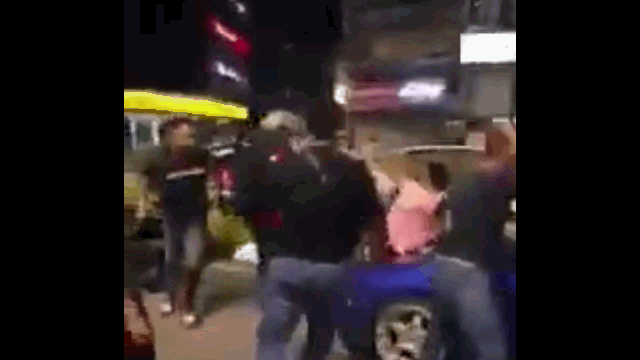 Camera giao thông: Định tháo chạy sau khi gây tai nạn, nam thanh niên bị đám đông lao vào đánh nhừ tử